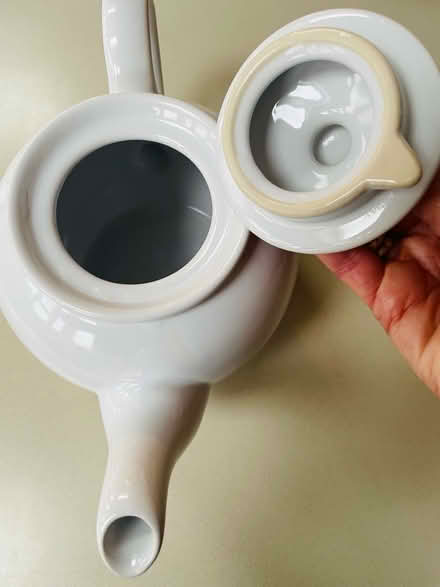 Photo of free White teapot - perfect condition (Esher, KT10) #4