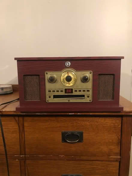 Photo of free Vintage Looking Radio (Southbridge) #1