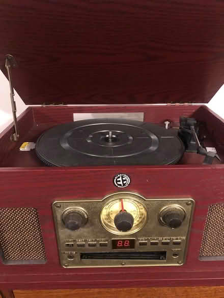 Photo of free Vintage Looking Radio (Southbridge) #2