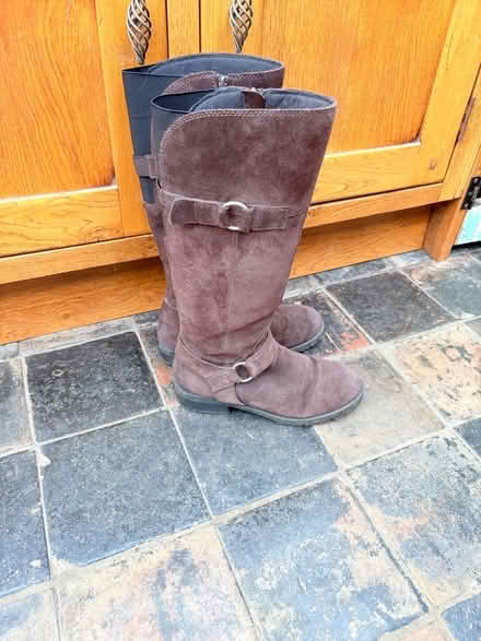 Photo of free Clarkes Suede Leather Boots size 6 (Latchingdon CM3) #2