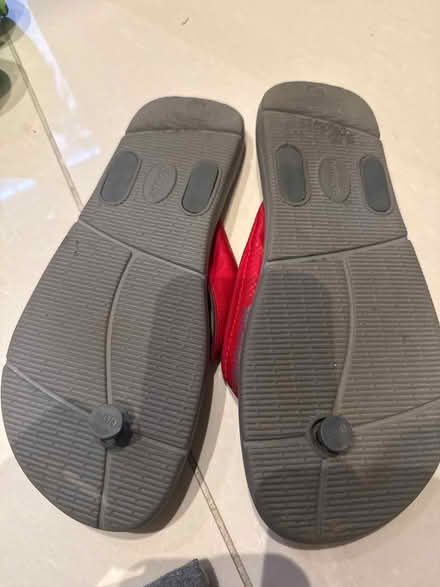 Photo of free Havaianas grey and red flip flops (KT22 Oxshott) #2