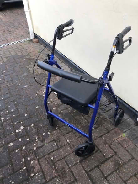 Photo of free Walker with seat (DA2) #1