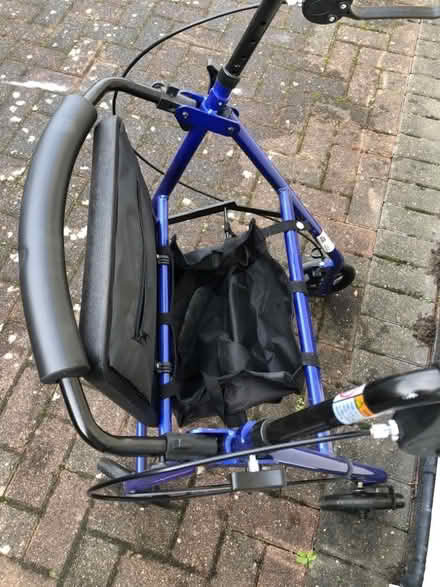 Photo of free Walker with seat (DA2) #2