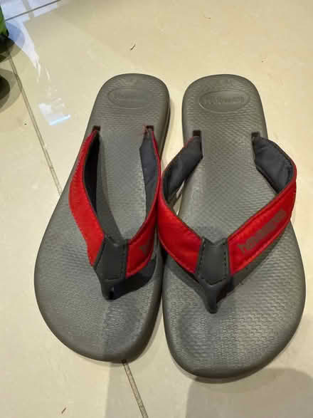 Photo of free Havaianas grey and red flip flops (KT22 Oxshott) #1