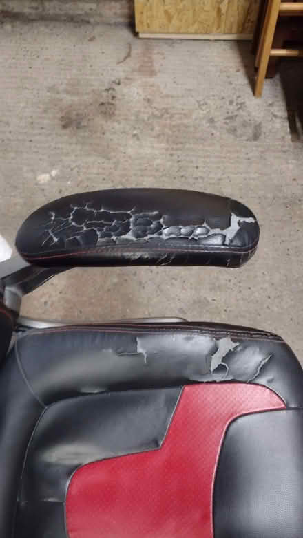 Photo of free Office chair / gaming chair (Longbarn WA2) #4