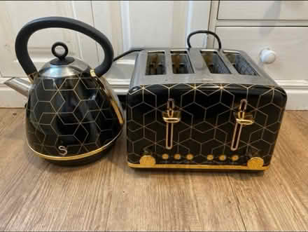 Photo of free Swan Toaster & Kettle (Cheshunt En8) #1