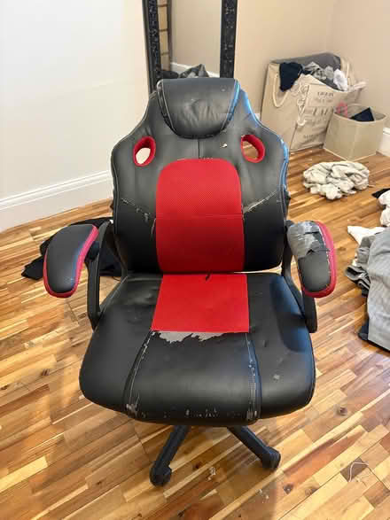 Photo of free Gaming chair needs 1 screw chest (Hither Green) #1