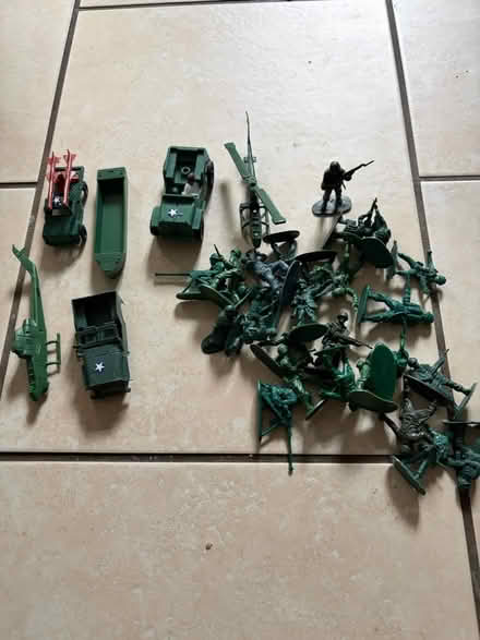 Photo of free Army soldiers & various vehicles (Westbury Wilts BA13) #1