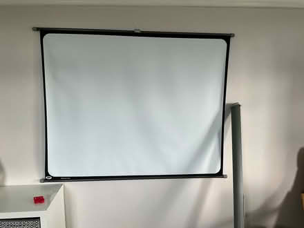 Photo of free Projector screen with carry case (Appleton OX13) #1