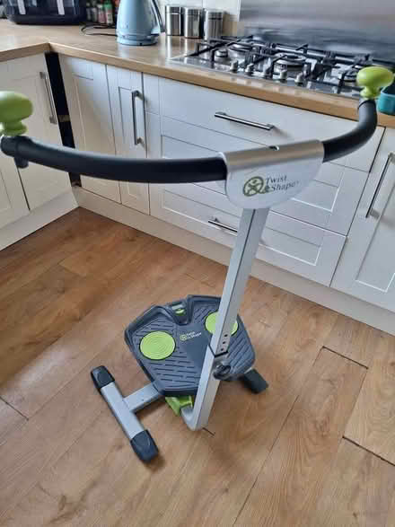 Photo of free twist and shape (Moor Allerton LS17) #1