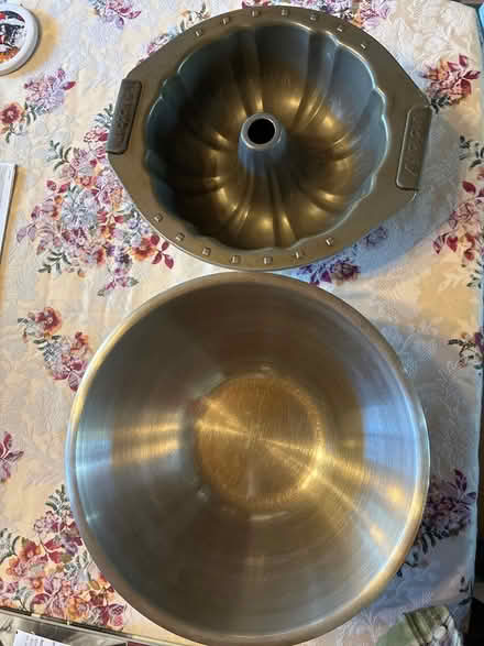 Photo of free Mixing Pot and Cake Pan (Winnetka) #1