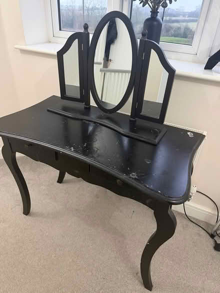 Photo of free Black dressing table and mirror (Le7) #1