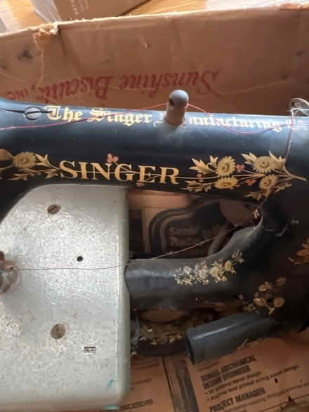 Photo of free Vintage Sewing Machine (Broomall 19008) #2