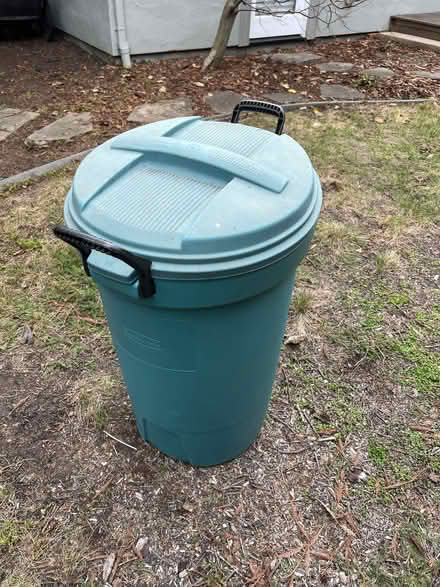 Photo of free Rubbermaid garbage can w/wheels (Midtown Palo Alto) #1