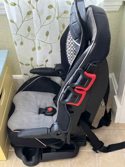 Photo of free Summit child carseat (Nr Fresh Pond & Mt Auburn Cem.) #2