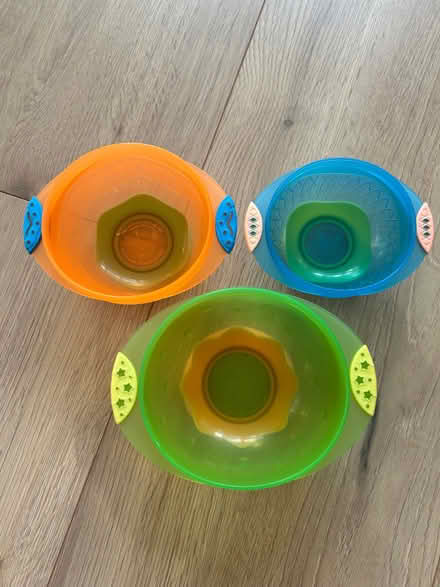 Photo of free Munchkin set of 3 child feeding bowls with rubbery bottoms (Raynes Park SW20) #2