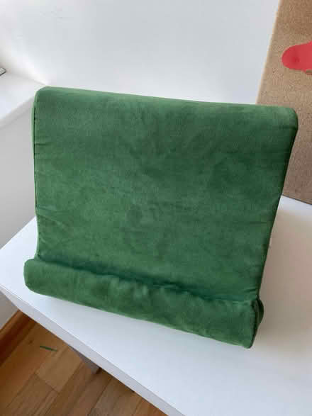 Photo of free iPad / tablet stands (Shelton SY3) #1