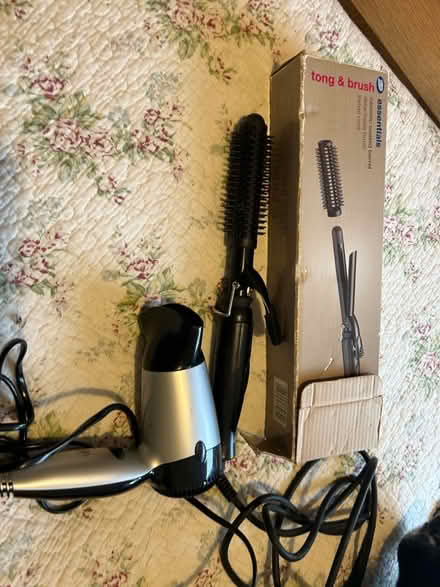 Photo of free Travel hairdryer and set of curling tongs with brush (Moorside M28) #1