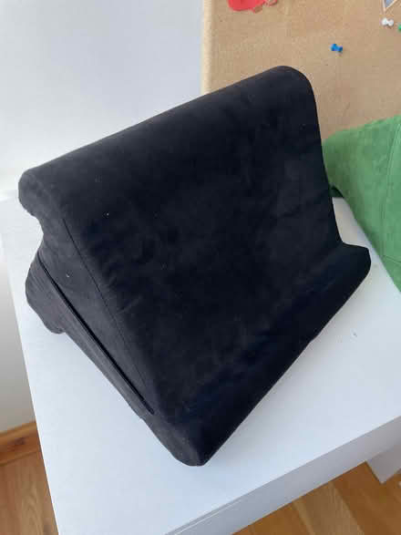 Photo of free iPad / tablet stands (Shelton SY3) #3