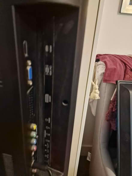 Photo of free Technixes TV LCD IPod doc station (BN27) #2