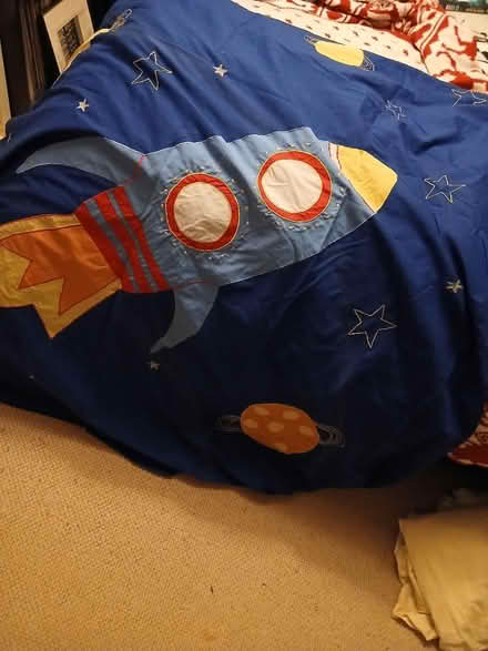 Photo of free Single duvet cover & 2 pillow cases (Hollywood, B47) #1