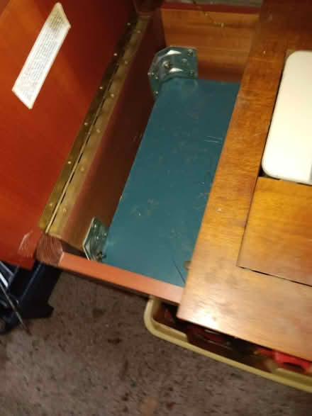 Photo of free Singer Sewing Machine and Cabinet (Knaresborough HG5) #2