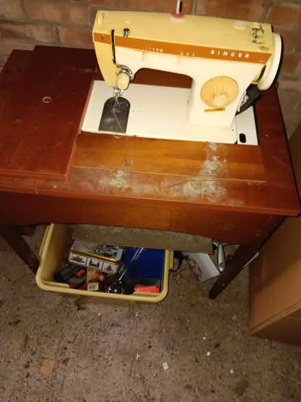 Photo of free Singer Sewing Machine and Cabinet (Knaresborough HG5) #1