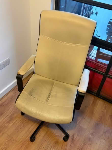 Photo of free Upholstered swivel chair (De Beauvoir Town N1) #4
