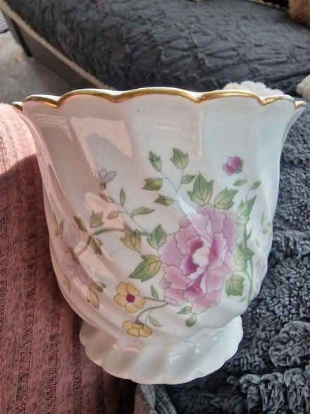 Photo of free Indoor white floral china plant pot (BN27) #1