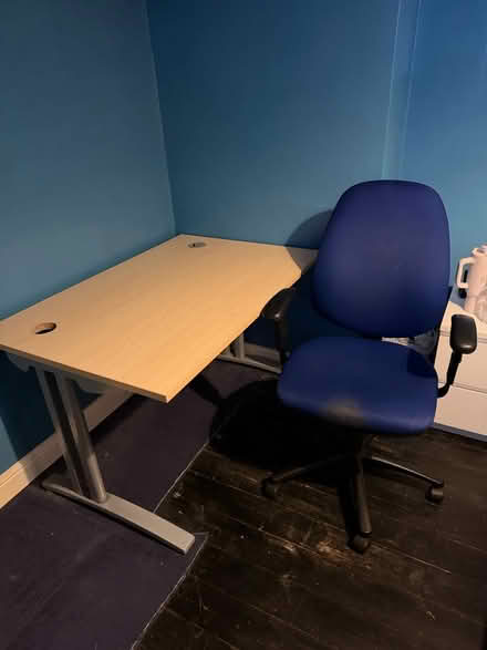 Photo of free Desk and office chair (DE21) #1