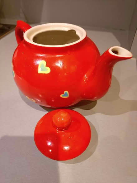 Photo of free 4 cup teapot with small chip (Buggs Bottom RG4) #1