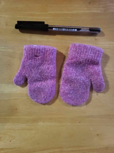 Photo of free Pair of stretchy girls pink gloves (Ballyclare BT39) #1