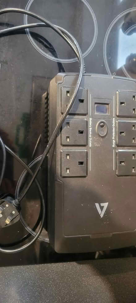 Photo of free For Repair: V7 UPS1DT750V7-1K UPS (Bagshot GU19) #1