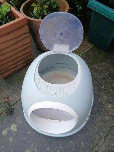 Photo of free Covered cat litter tray (SE22) #2
