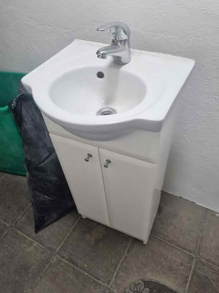 Photo of free Sink and unit (Mitcham CR4) #1