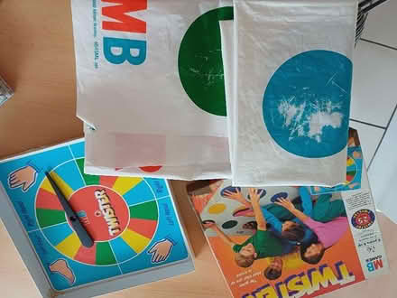 Photo of free Twister game. (IP4) #1