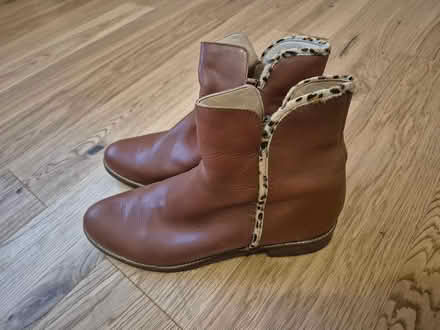 Photo of free Joules brown Chelsea boots s8 (Sw155au, Barnes) #2