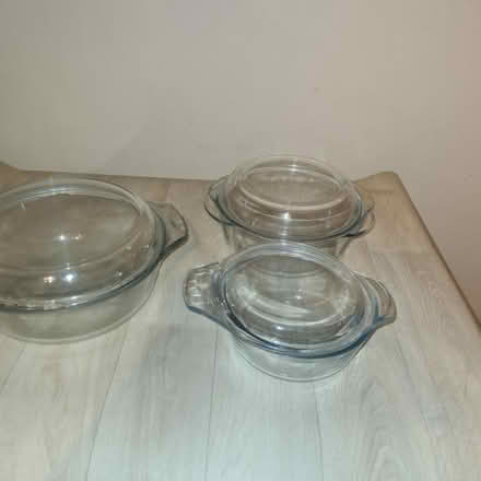 Photo of free Glass Pyrex bowls with lids (TW7) #3