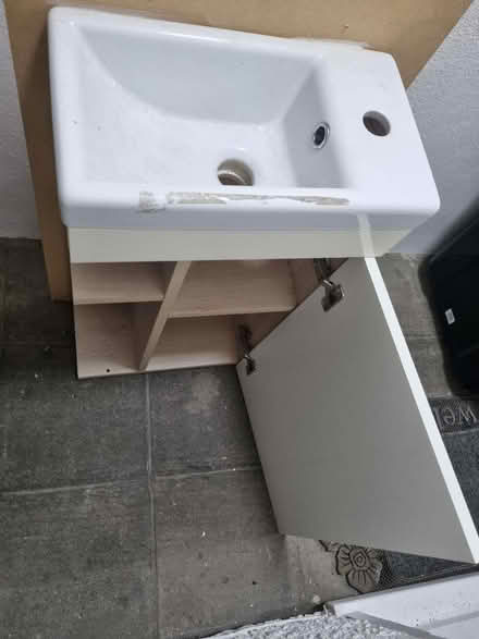 Photo of free Sink and vainity unit (Mitcham CR4) #3