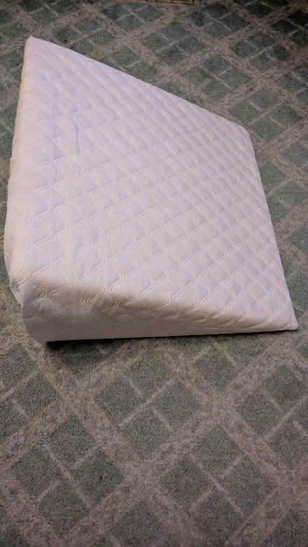 Photo of free Bed Wedge Pillow (Caldy Valley CH3) #1