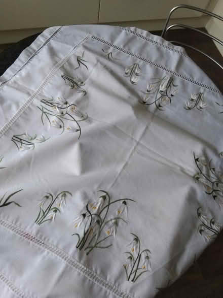 Photo of free 4 small embroidered table cloths, 80*80cm (Millhouses S7) #3