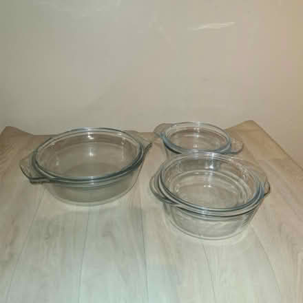 Photo of free Glass Pyrex bowls with lids (TW7) #2