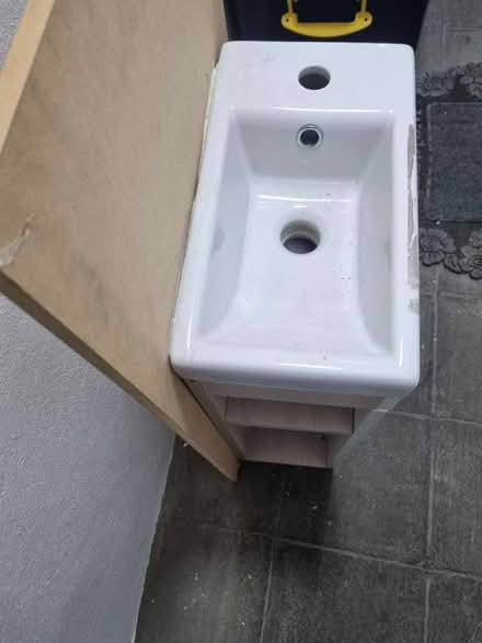 Photo of free Sink and vainity unit (Mitcham CR4) #4