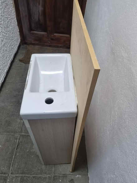 Photo of free Sink and vainity unit (Mitcham CR4) #2