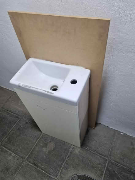 Photo of free Sink and vainity unit (Mitcham CR4) #1