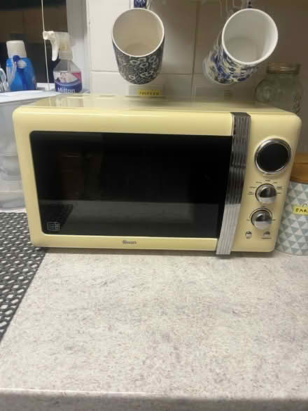 Photo of free Swan retro cream microwave 800w (Milton road, Cambridge) #1