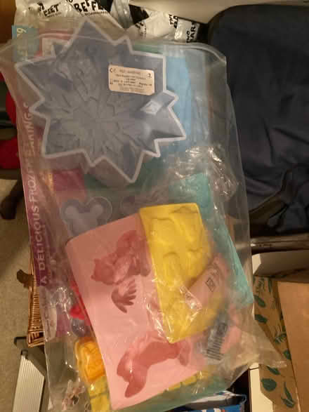 Photo of free Disney cakes magazines ( 20?) (Four Marks GU34) #3