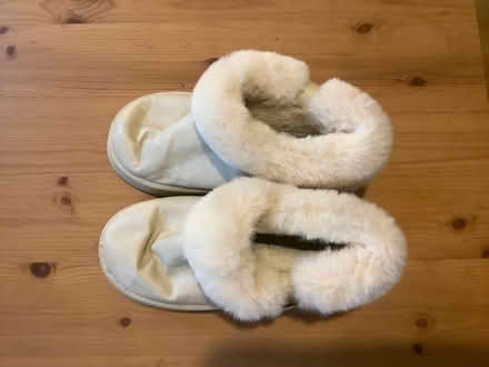 Photo of free Fur lined boots. Women’s size 3- 3 1/2 (White City W10) #3