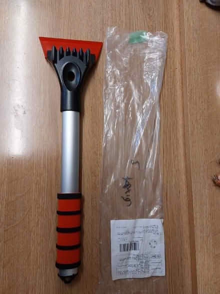 Photo of free Car windscreen snow ice cleaner (EN8) #1