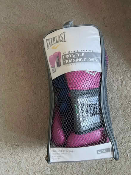 Photo of free women's training gloves and wraps (Moraga) #1
